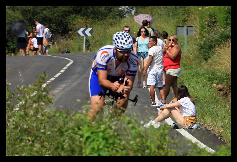 A las 8.30 horas se ha dado el 'pistoletazo' de salida a la primera de las tres pruebas que componen el Triatlón de VItoria. Los triatletas han comenzado su aventura en el parque provincial de Landa. Tras nadar en el embalse de Ullíbarri-Gamboa, han cruzado la Llanada en bicicleta y han acabado recorriendo a pie las calles de Vitoria.