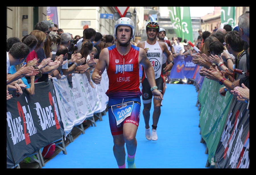 A las 8.30 horas se ha dado el 'pistoletazo' de salida a la primera de las tres pruebas que componen el Triatlón de VItoria. Los triatletas han comenzado su aventura en el parque provincial de Landa. Tras nadar en el embalse de Ullíbarri-Gamboa, han cruzado la Llanada en bicicleta y han acabado recorriendo a pie las calles de Vitoria.