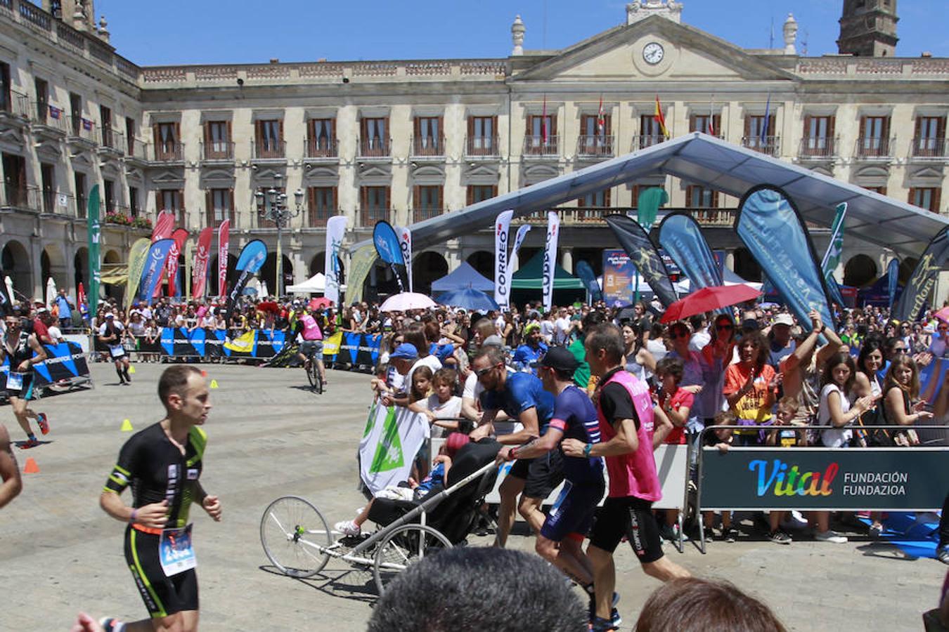 El veterano triatleta Hektor Llano arrastra durante el recorrido de la joven, que tiene un 97% de discapacidad y necesita una nueva silla