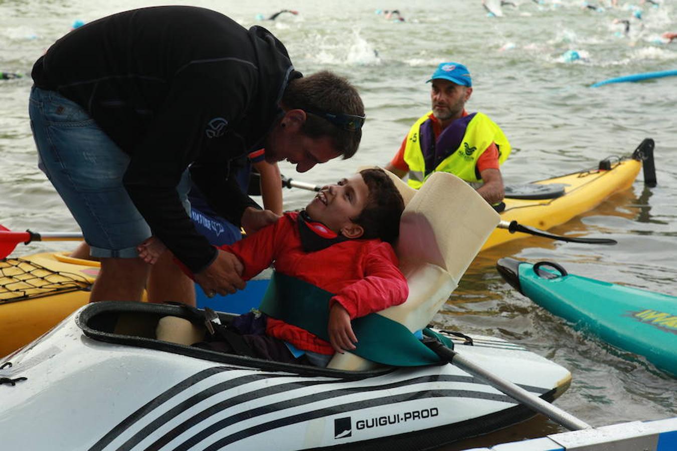 El veterano triatleta Hektor Llano arrastra durante el recorrido de la joven, que tiene un 97% de discapacidad y necesita una nueva silla