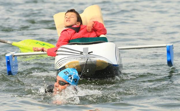 Hektor Llanos y Uxue Txasko, en la prueba del pantano.