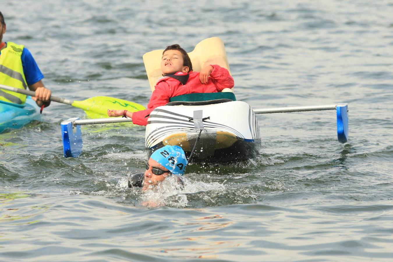 El veterano triatleta Hektor Llano arrastra durante el recorrido de la joven, que tiene un 97% de discapacidad y necesita una nueva silla