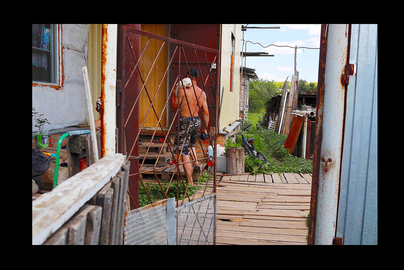 En Aleksandrovka, una aldea de 1.500 habitantes, el campo de fútbol está en el centro de muchas relaciones. Bajo la mirada firme de Lenin, el pequeño campo construido hace cinco años como regalo de la ciudad de Samara sirve a la comunidad para que los jóvenes imiten las habilidades de sus héroes del balón. Sin embargo, para algunos campesinos de la región, la Copa del Mundo es su primer encuentro con el fútbol. Irina Aleekseva, que vive sola en una vieja casa de madera (aparece desplumando una gallina), ha visto las noticias para conocer el juego y relacionarse con sus nietos, que la visitan para ayudarla con la granja. «Debería ser una abuela moderna y saber quiénes son Ronaldo y Messi».