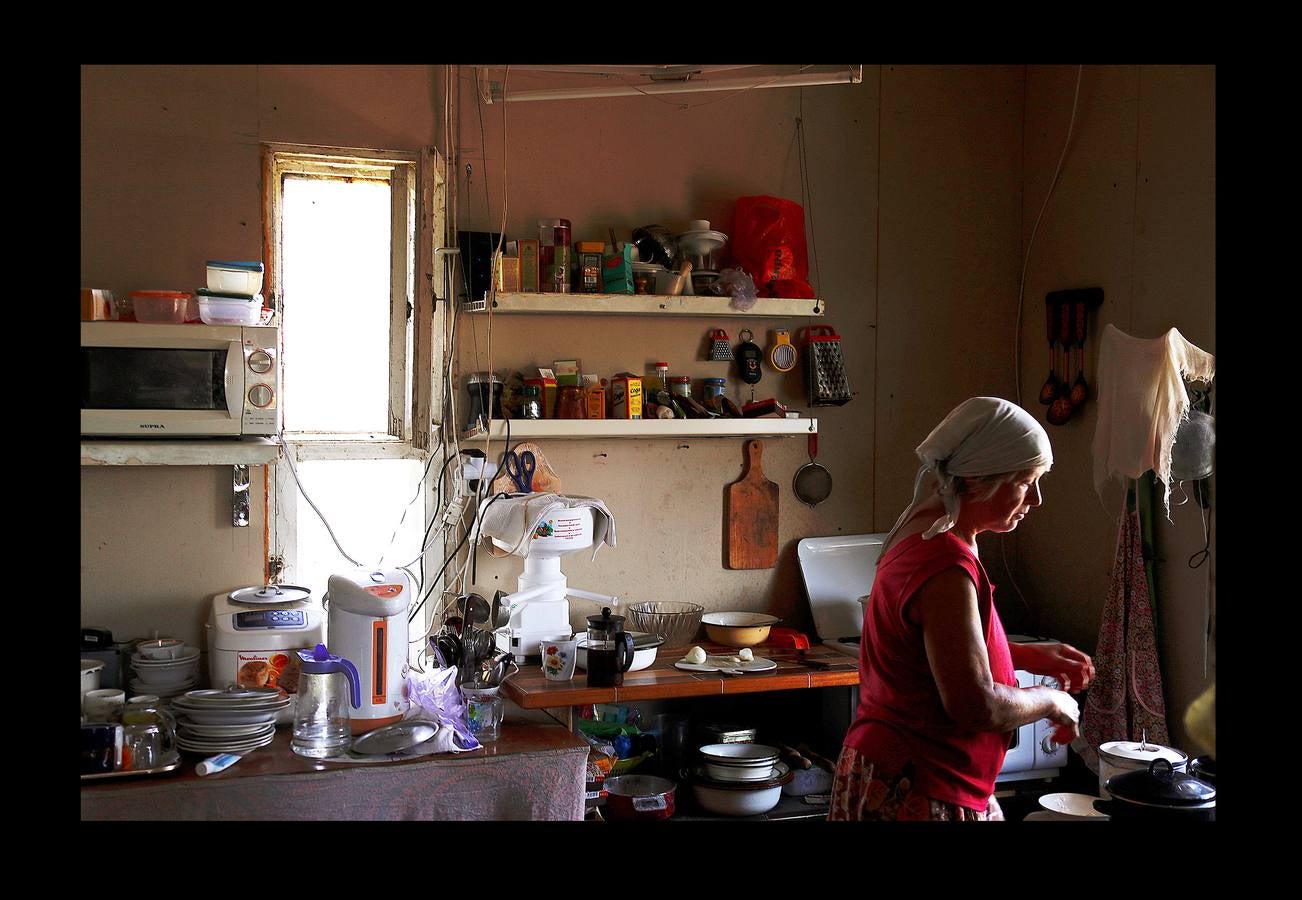 En Aleksandrovka, una aldea de 1.500 habitantes, el campo de fútbol está en el centro de muchas relaciones. Bajo la mirada firme de Lenin, el pequeño campo construido hace cinco años como regalo de la ciudad de Samara sirve a la comunidad para que los jóvenes imiten las habilidades de sus héroes del balón. Sin embargo, para algunos campesinos de la región, la Copa del Mundo es su primer encuentro con el fútbol. Irina Aleekseva, que vive sola en una vieja casa de madera (aparece desplumando una gallina), ha visto las noticias para conocer el juego y relacionarse con sus nietos, que la visitan para ayudarla con la granja. «Debería ser una abuela moderna y saber quiénes son Ronaldo y Messi».