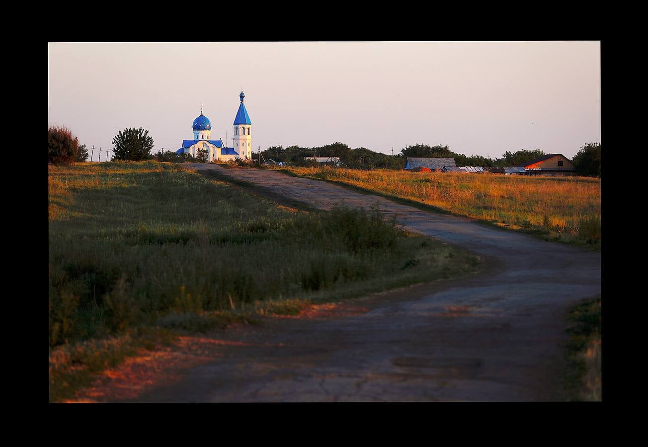 En Aleksandrovka, una aldea de 1.500 habitantes, el campo de fútbol está en el centro de muchas relaciones. Bajo la mirada firme de Lenin, el pequeño campo construido hace cinco años como regalo de la ciudad de Samara sirve a la comunidad para que los jóvenes imiten las habilidades de sus héroes del balón. Sin embargo, para algunos campesinos de la región, la Copa del Mundo es su primer encuentro con el fútbol. Irina Aleekseva, que vive sola en una vieja casa de madera (aparece desplumando una gallina), ha visto las noticias para conocer el juego y relacionarse con sus nietos, que la visitan para ayudarla con la granja. «Debería ser una abuela moderna y saber quiénes son Ronaldo y Messi».