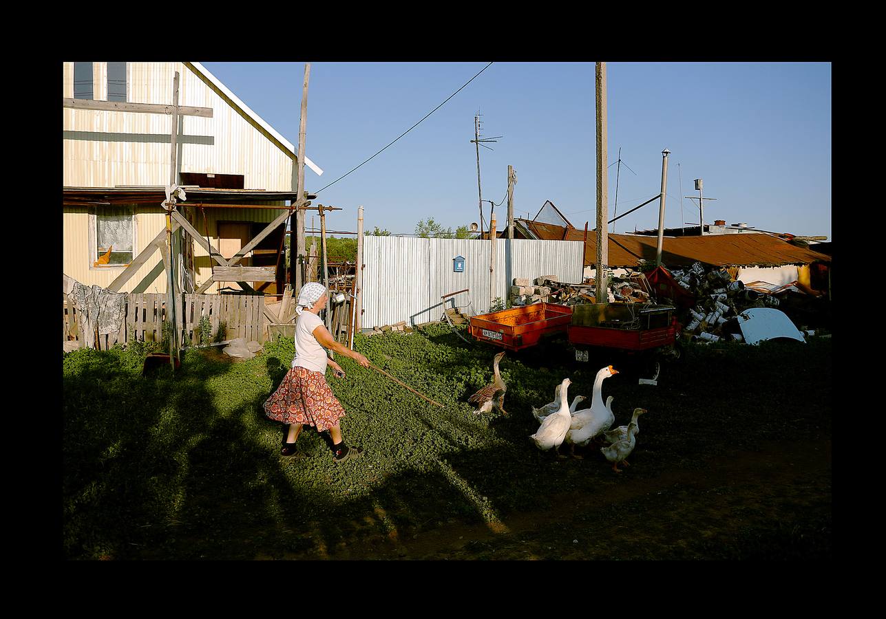 En Aleksandrovka, una aldea de 1.500 habitantes, el campo de fútbol está en el centro de muchas relaciones. Bajo la mirada firme de Lenin, el pequeño campo construido hace cinco años como regalo de la ciudad de Samara sirve a la comunidad para que los jóvenes imiten las habilidades de sus héroes del balón. Sin embargo, para algunos campesinos de la región, la Copa del Mundo es su primer encuentro con el fútbol. Irina Aleekseva, que vive sola en una vieja casa de madera (aparece desplumando una gallina), ha visto las noticias para conocer el juego y relacionarse con sus nietos, que la visitan para ayudarla con la granja. «Debería ser una abuela moderna y saber quiénes son Ronaldo y Messi».