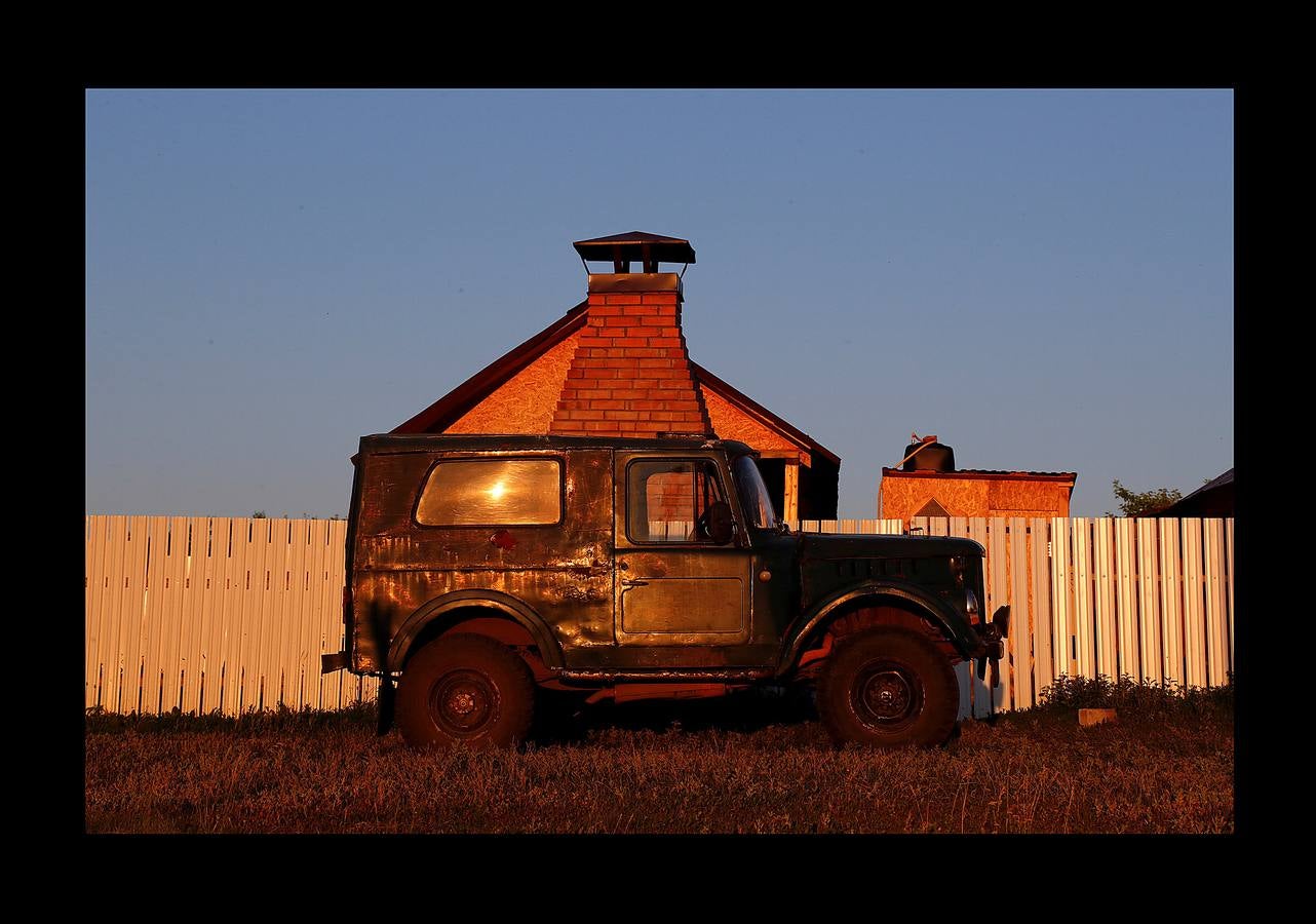 En Aleksandrovka, una aldea de 1.500 habitantes, el campo de fútbol está en el centro de muchas relaciones. Bajo la mirada firme de Lenin, el pequeño campo construido hace cinco años como regalo de la ciudad de Samara sirve a la comunidad para que los jóvenes imiten las habilidades de sus héroes del balón. Sin embargo, para algunos campesinos de la región, la Copa del Mundo es su primer encuentro con el fútbol. Irina Aleekseva, que vive sola en una vieja casa de madera (aparece desplumando una gallina), ha visto las noticias para conocer el juego y relacionarse con sus nietos, que la visitan para ayudarla con la granja. «Debería ser una abuela moderna y saber quiénes son Ronaldo y Messi».