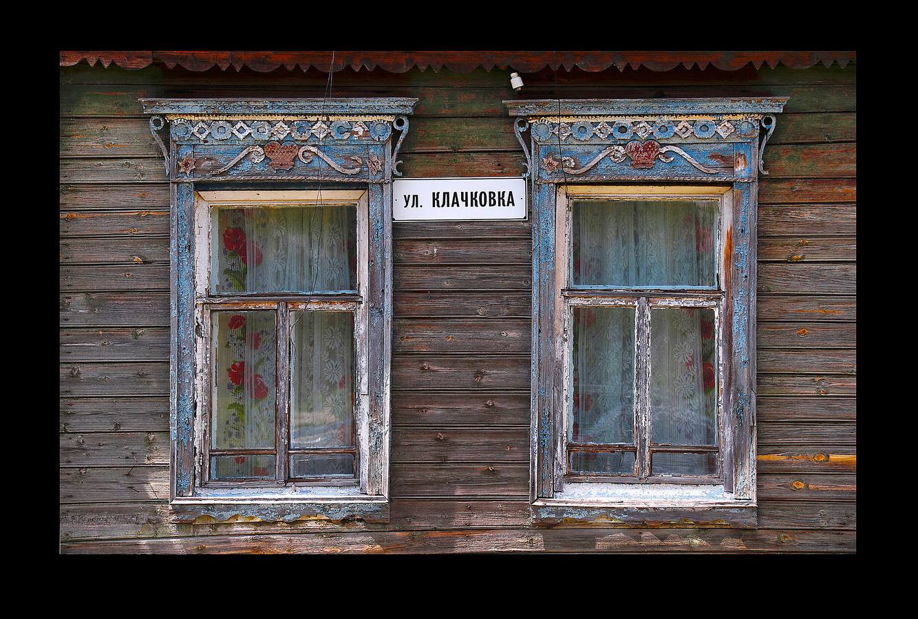 En Aleksandrovka, una aldea de 1.500 habitantes, el campo de fútbol está en el centro de muchas relaciones. Bajo la mirada firme de Lenin, el pequeño campo construido hace cinco años como regalo de la ciudad de Samara sirve a la comunidad para que los jóvenes imiten las habilidades de sus héroes del balón. Sin embargo, para algunos campesinos de la región, la Copa del Mundo es su primer encuentro con el fútbol. Irina Aleekseva, que vive sola en una vieja casa de madera (aparece desplumando una gallina), ha visto las noticias para conocer el juego y relacionarse con sus nietos, que la visitan para ayudarla con la granja. «Debería ser una abuela moderna y saber quiénes son Ronaldo y Messi».