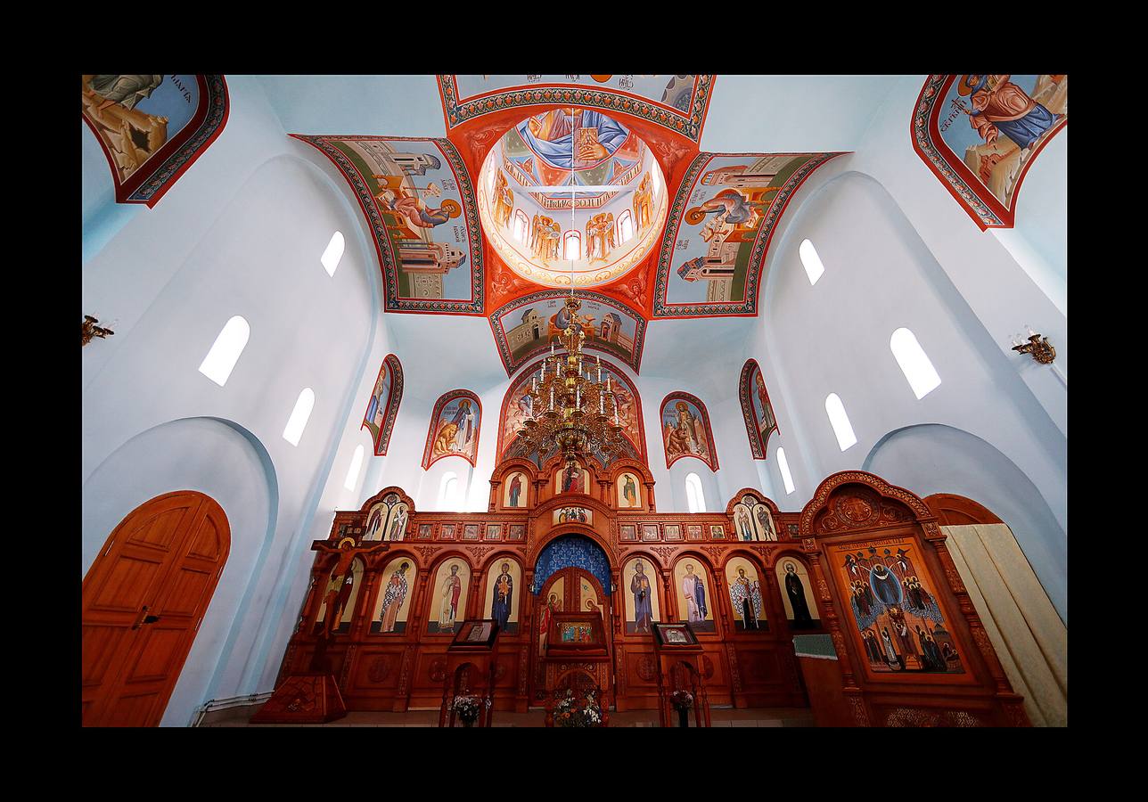 En Aleksandrovka, una aldea de 1.500 habitantes, el campo de fútbol está en el centro de muchas relaciones. Bajo la mirada firme de Lenin, el pequeño campo construido hace cinco años como regalo de la ciudad de Samara sirve a la comunidad para que los jóvenes imiten las habilidades de sus héroes del balón. Sin embargo, para algunos campesinos de la región, la Copa del Mundo es su primer encuentro con el fútbol. Irina Aleekseva, que vive sola en una vieja casa de madera (aparece desplumando una gallina), ha visto las noticias para conocer el juego y relacionarse con sus nietos, que la visitan para ayudarla con la granja. «Debería ser una abuela moderna y saber quiénes son Ronaldo y Messi».