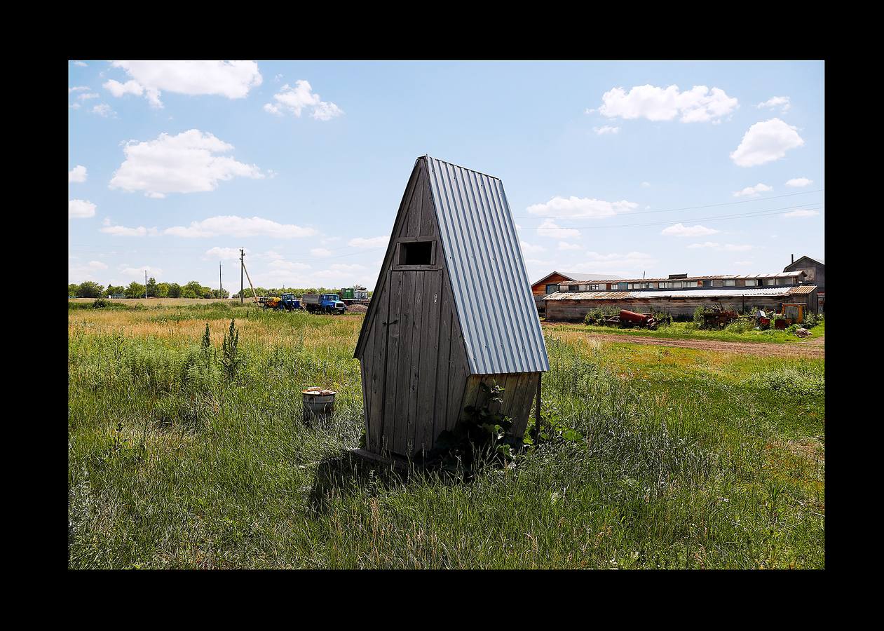 En Aleksandrovka, una aldea de 1.500 habitantes, el campo de fútbol está en el centro de muchas relaciones. Bajo la mirada firme de Lenin, el pequeño campo construido hace cinco años como regalo de la ciudad de Samara sirve a la comunidad para que los jóvenes imiten las habilidades de sus héroes del balón. Sin embargo, para algunos campesinos de la región, la Copa del Mundo es su primer encuentro con el fútbol. Irina Aleekseva, que vive sola en una vieja casa de madera (aparece desplumando una gallina), ha visto las noticias para conocer el juego y relacionarse con sus nietos, que la visitan para ayudarla con la granja. «Debería ser una abuela moderna y saber quiénes son Ronaldo y Messi».