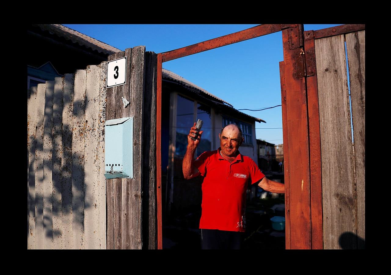 En Aleksandrovka, una aldea de 1.500 habitantes, el campo de fútbol está en el centro de muchas relaciones. Bajo la mirada firme de Lenin, el pequeño campo construido hace cinco años como regalo de la ciudad de Samara sirve a la comunidad para que los jóvenes imiten las habilidades de sus héroes del balón. Sin embargo, para algunos campesinos de la región, la Copa del Mundo es su primer encuentro con el fútbol. Irina Aleekseva, que vive sola en una vieja casa de madera (aparece desplumando una gallina), ha visto las noticias para conocer el juego y relacionarse con sus nietos, que la visitan para ayudarla con la granja. «Debería ser una abuela moderna y saber quiénes son Ronaldo y Messi».