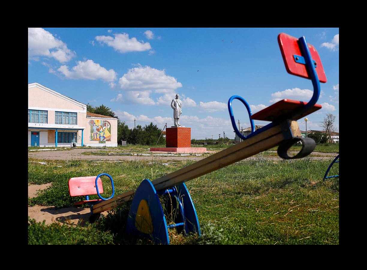 En Aleksandrovka, una aldea de 1.500 habitantes, el campo de fútbol está en el centro de muchas relaciones. Bajo la mirada firme de Lenin, el pequeño campo construido hace cinco años como regalo de la ciudad de Samara sirve a la comunidad para que los jóvenes imiten las habilidades de sus héroes del balón. Sin embargo, para algunos campesinos de la región, la Copa del Mundo es su primer encuentro con el fútbol. Irina Aleekseva, que vive sola en una vieja casa de madera (aparece desplumando una gallina), ha visto las noticias para conocer el juego y relacionarse con sus nietos, que la visitan para ayudarla con la granja. «Debería ser una abuela moderna y saber quiénes son Ronaldo y Messi».