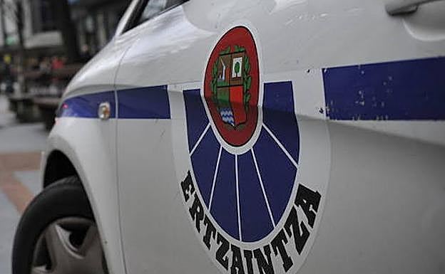 Un coche de la Ertzaintza ajeno a la información.
