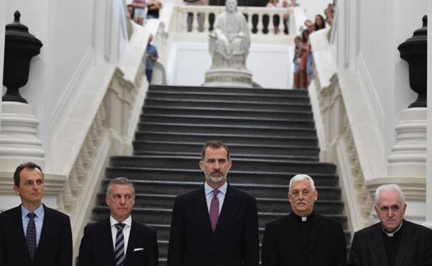 De izquierda a derecha, el ministro Pedro Duque, el lehendakari, Iñigo Urkullu, el rey Felipe VI, el Padre General de la Compañía de Jesús, Arturo Sosa, y el rector de Deusto, José María Guibert.