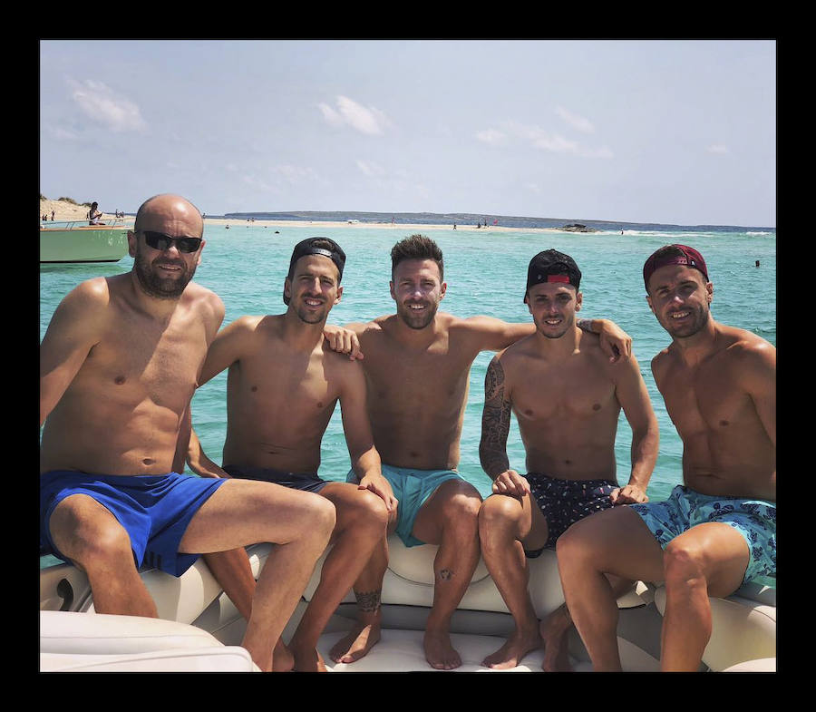 Ximo Navarro, el cuarto por la izquierda, junto a sus amigos en Ibiza