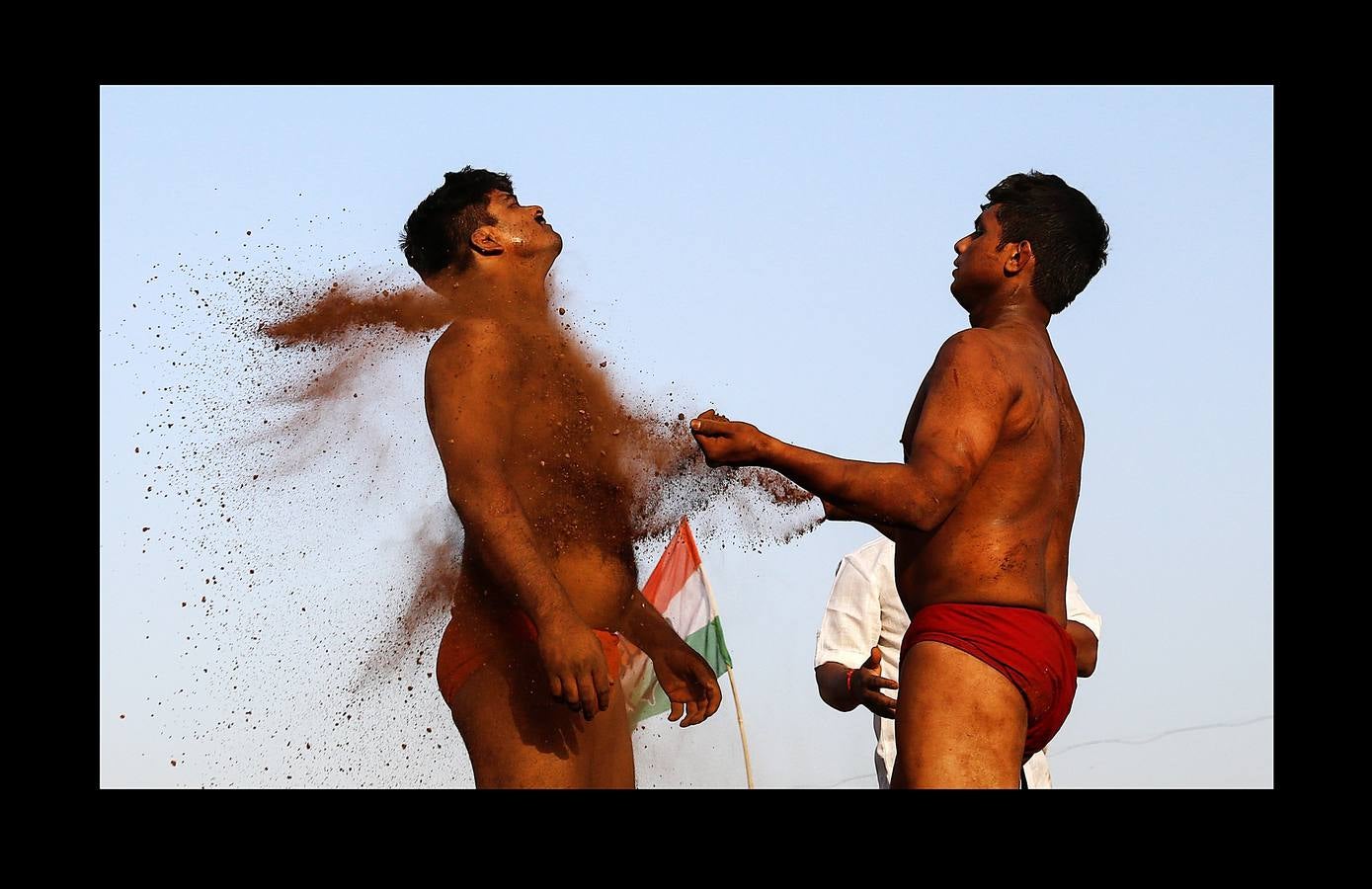 El milenario arte del 'kushti', o lucha india tradicional, sigue vivo en los gimnasios 'akhara', diseminados por el país y en Pakistán. Sus practicantes viven y entrenan juntos y tienen reglas estrictas porque el akhara (campo de lucha con tierra sagrada), es uno de los pocos lugares donde los hombres de diferentes castas se consideran iguales. La mayoría están asociados con un gurú o maestro, que entrena a los luchadores con la ayuda de otros de más edad y los insta a llevar una vida de disciplina y celibato. El kuhsti no es sólo un deporte y un arte, es una antigua subcultura considerada precursora de la lucha libre.