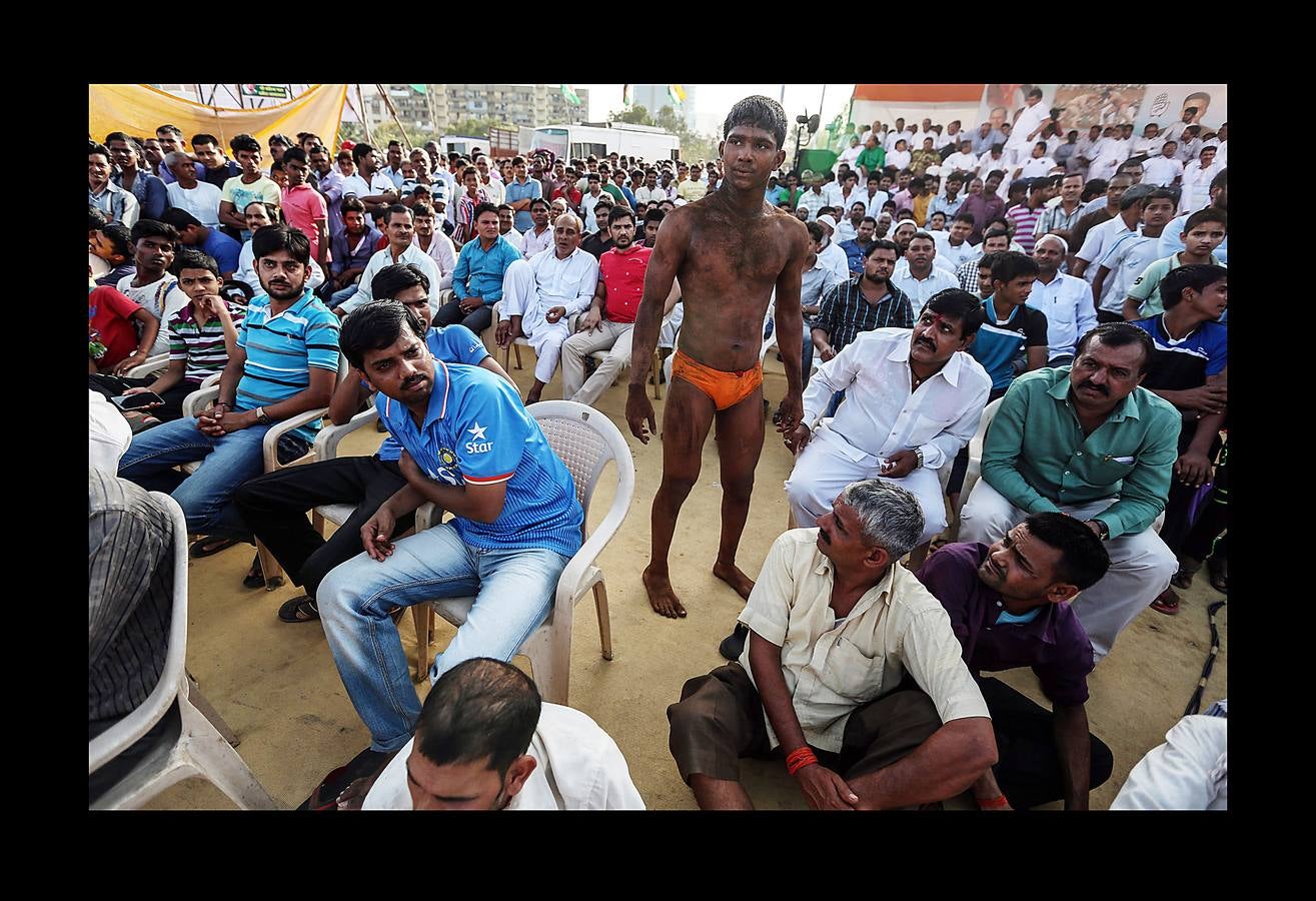 El milenario arte del 'kushti', o lucha india tradicional, sigue vivo en los gimnasios 'akhara', diseminados por el país y en Pakistán. Sus practicantes viven y entrenan juntos y tienen reglas estrictas porque el akhara (campo de lucha con tierra sagrada), es uno de los pocos lugares donde los hombres de diferentes castas se consideran iguales. La mayoría están asociados con un gurú o maestro, que entrena a los luchadores con la ayuda de otros de más edad y los insta a llevar una vida de disciplina y celibato. El kuhsti no es sólo un deporte y un arte, es una antigua subcultura considerada precursora de la lucha libre.