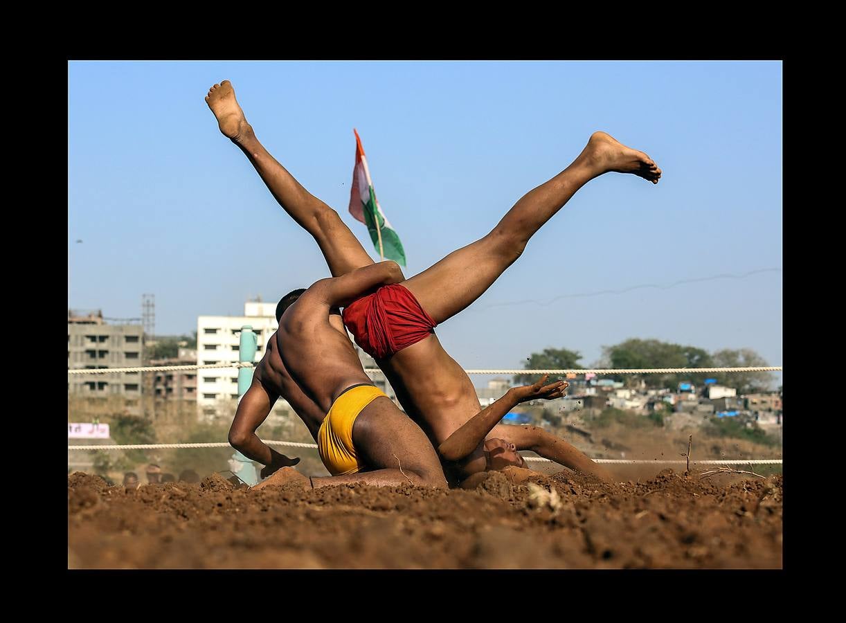 El milenario arte del 'kushti', o lucha india tradicional, sigue vivo en los gimnasios 'akhara', diseminados por el país y en Pakistán. Sus practicantes viven y entrenan juntos y tienen reglas estrictas porque el akhara (campo de lucha con tierra sagrada), es uno de los pocos lugares donde los hombres de diferentes castas se consideran iguales. La mayoría están asociados con un gurú o maestro, que entrena a los luchadores con la ayuda de otros de más edad y los insta a llevar una vida de disciplina y celibato. El kuhsti no es sólo un deporte y un arte, es una antigua subcultura considerada precursora de la lucha libre.