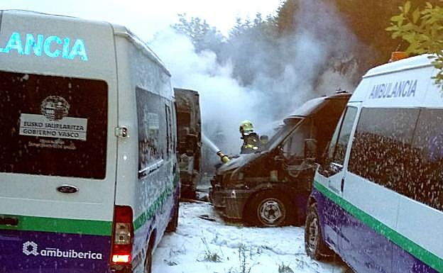 La empresa achaca el «caos organizativo» al incendio provocado en mayo que destruyó 35 vehículos. 