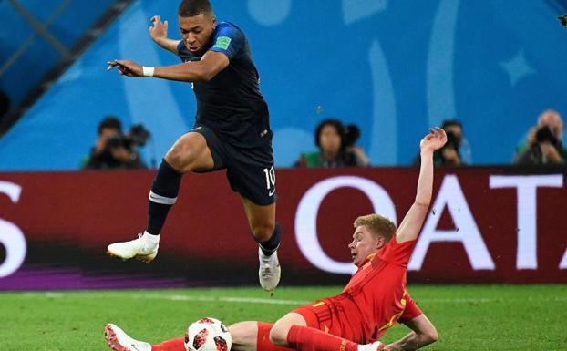 Mbappé, en una acción ante De Bruyne. 