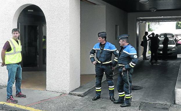 Gendarmes controlan el acceso al bloque de apartamentos donde se produjeron los crímenes.