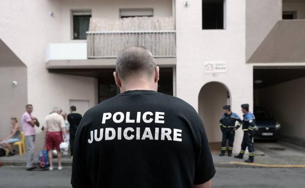 La Policía francesa, junto al inmueble donde han ocurrido los hechos.