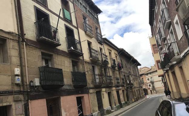Vista panorámica de la calle Linares Rivas de Haro, donde se encuentra el edificio cuyo estado recomienda su desalojo. 