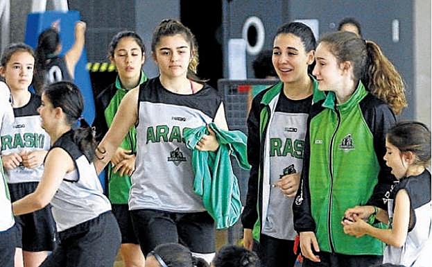Un grupo de chicas del Araski durante el encuentro del pasado fin de semana en Durana.