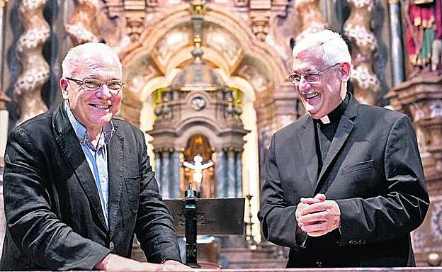 El Padre General de la Compañía de Jesús, a la derecha, durante el acto celebrado en Azpeitia.