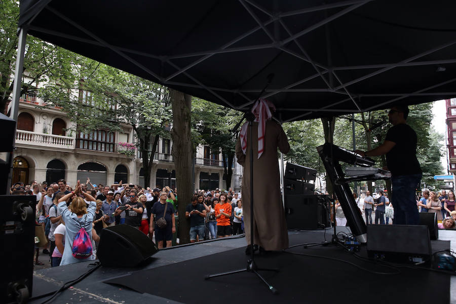 Techno árabe en plena calle para arrancar el festival