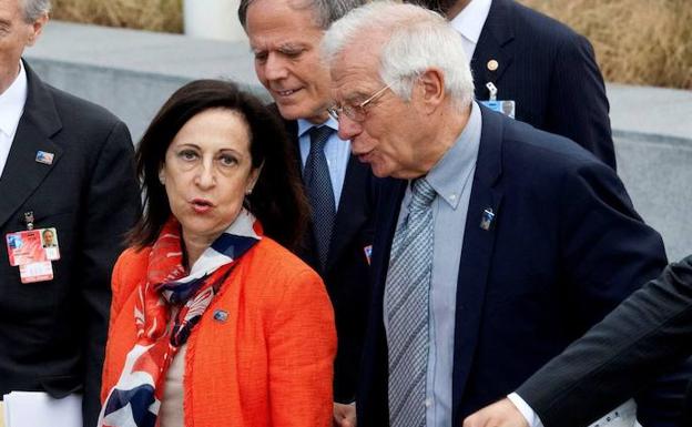 Los ministros Josep Borrell y Margarita Robles, hoy al inicio de la cumbre de la OTAN en Bruselas.