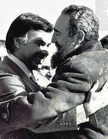 Imagen secundaria 2 - 1. Célebre foto de la tortilla, en la que en realidad se comían naranjas. 2. Visita a una mina de Cala (Huelva). 3. González abraza a Fidel Castro. 