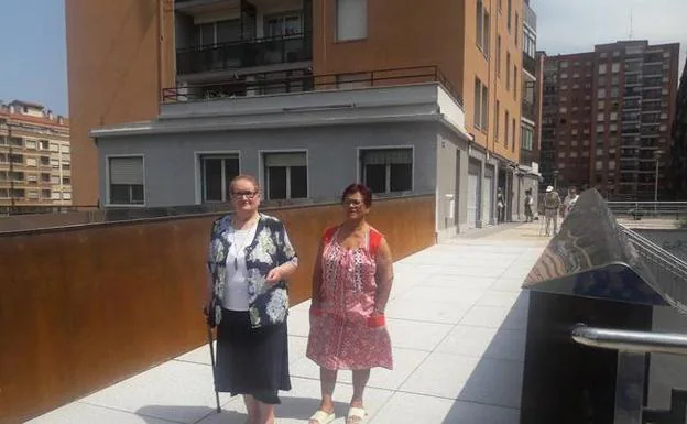 Ramona Anzizar y Rosi Quejo llevan toda una vida residiendo en Urbi y ayer estrenaron la nueva pasarela. 