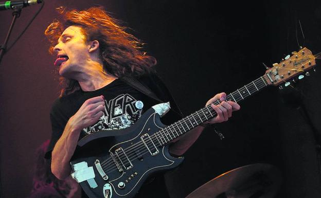 Cook Craig, guitarrista de King Gizzard, en plena faena rockera. 