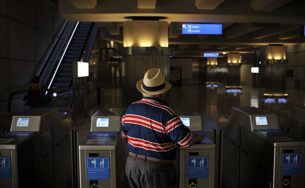 Usuario de la línea 3 de Metro.