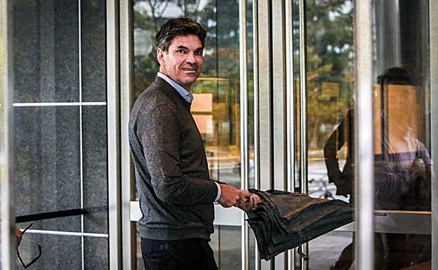 Mauricio Pellegrino entrando en el Palacio de Justicia para asisitr al juicio en el que reclamó el pago de la prima de rendimiento al Alavés