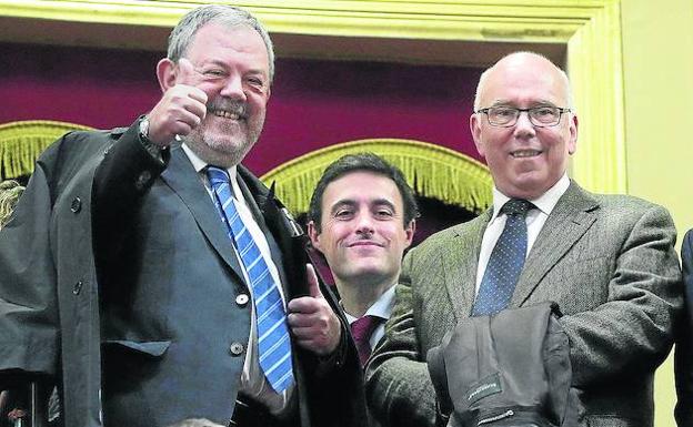 El consejero Pedro Azpiazu junto a Jabier Larrañaga, José María Iruarrizaga y José Luis Cimiano, diputados forales de Hacienda. 