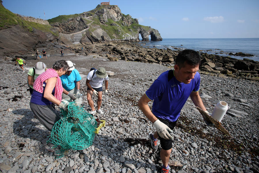 Más de medio centenar de voluntarios se afana en limpiar de plásticos y desechos la rasa mareal del islote bermeano 