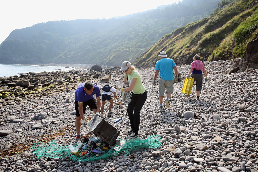 Más de medio centenar de voluntarios se afana en limpiar de plásticos y desechos la rasa mareal del islote bermeano 