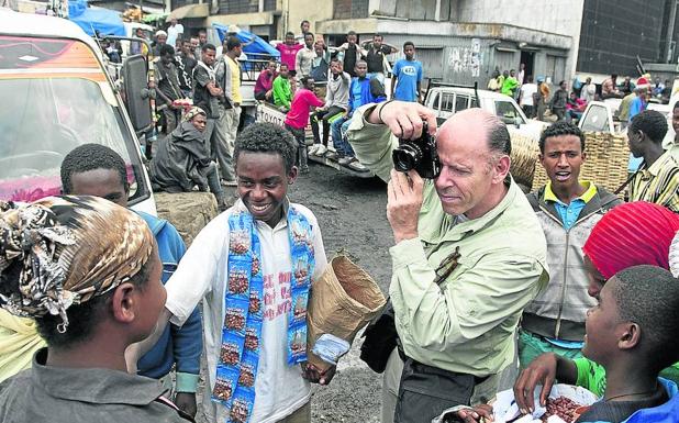 Un turista toma fotos en el Merkato de Adís Abeba.