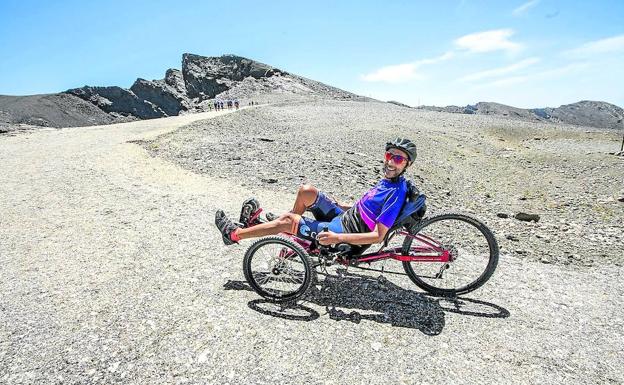 Lucha a pedales. Jorge Abarca hizo la Subida al pico del Veleta corriendo en 2015, y en su triciclo adaptado, el año pasado. 