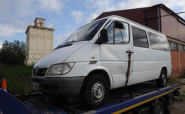 Momento en el que la grúa retira el vehículo.