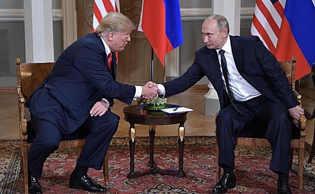 Trump y Putin se dan la mano.