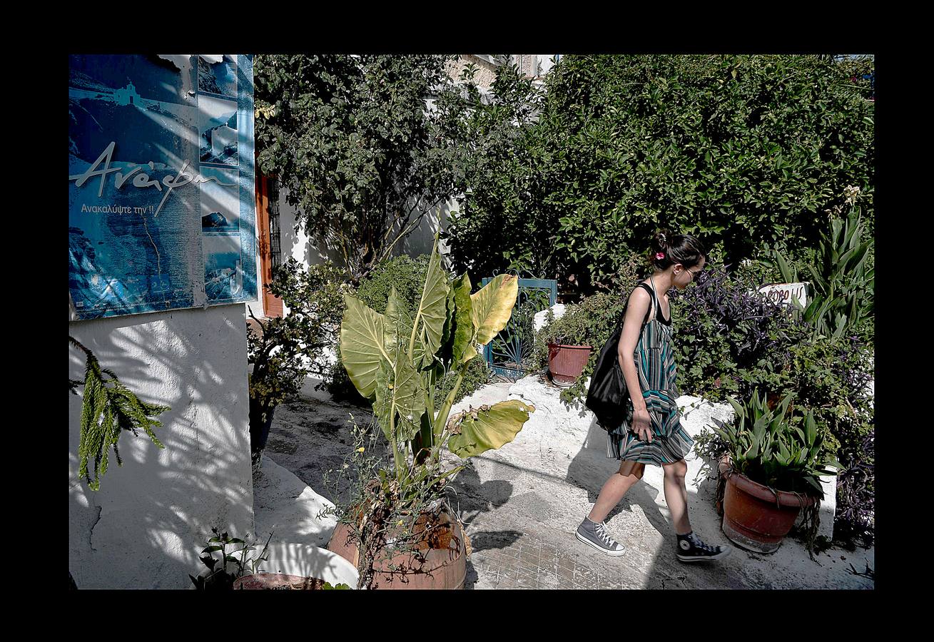 El distrito de Anafiotika, en Atenas, tiene el aire de un pintoresco pueblo de piedra sacado de las islas Cícladas, pero se encuentra a los pies de la Acrópolis. Quien ascienda por las estrechas y sinuosas calles del distrito de Plaka se sorprenderá ante la vista de un pueblo casi idéntico a los de las islas del mar Egeo. De hecho, las cien casas con techos de tejas, conocidas como Anafiotika, son tan antiguas como la capital griega moderna. Y es que para devolver a la ciudad su gloria clásica tras la guerra contra el imperio Otomano, el rey de Grecia invitó a los mejores canteros de la isla egea de Anafi a trabajar en su reconstrucción.