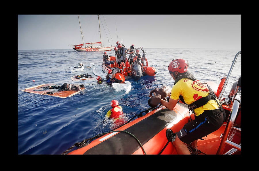 Fotos: Proactiva Open Arms denuncia que los guardacostas libios dejaron morir a una mujer y un niño tras hundir su embarcación