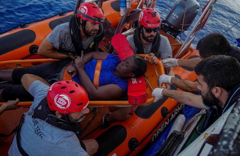 Fotos: Proactiva Open Arms denuncia que los guardacostas libios dejaron morir a una mujer y un niño tras hundir su embarcación