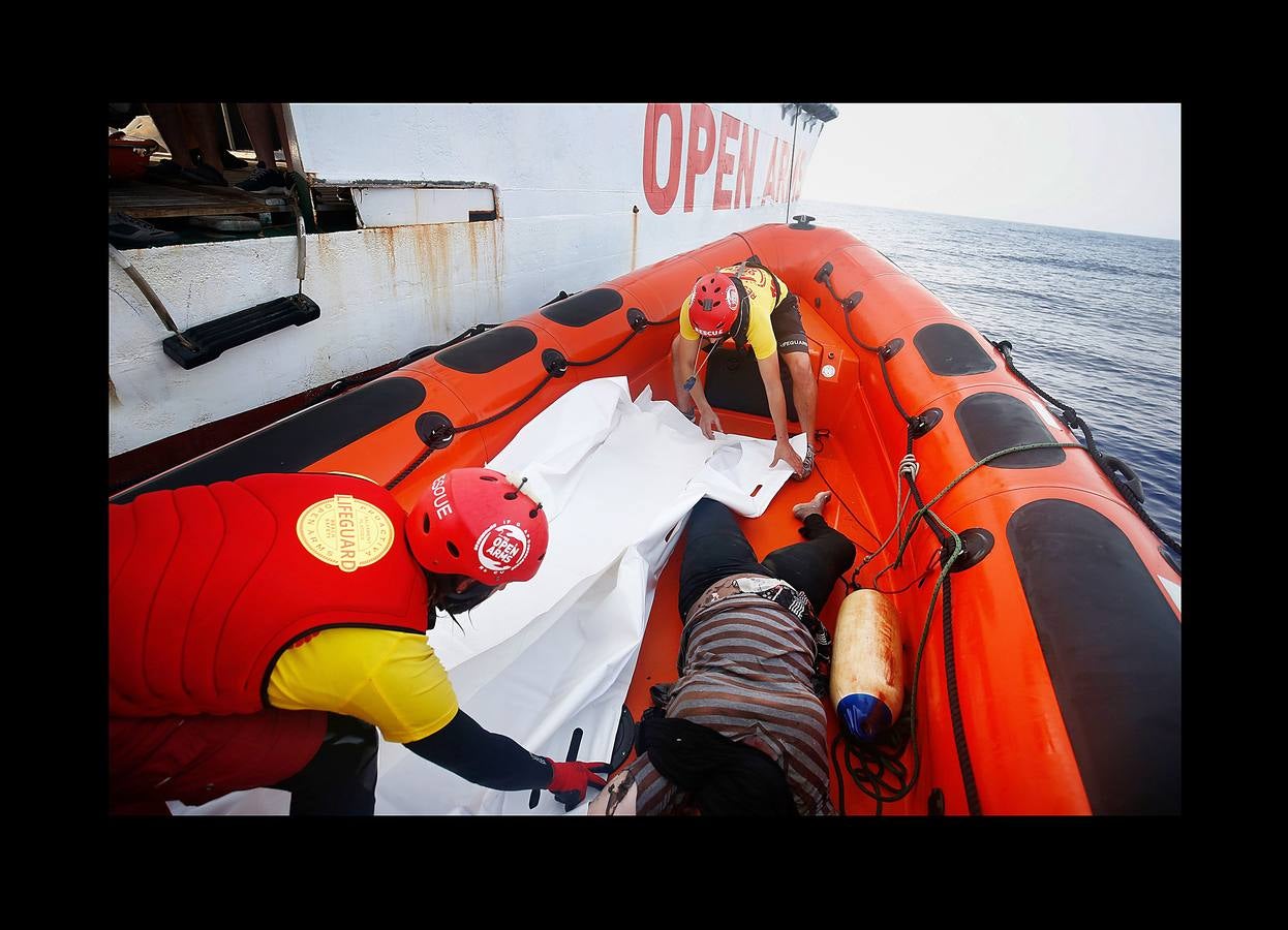 Fotos: Proactiva Open Arms denuncia que los guardacostas libios dejaron morir a una mujer y un niño tras hundir su embarcación