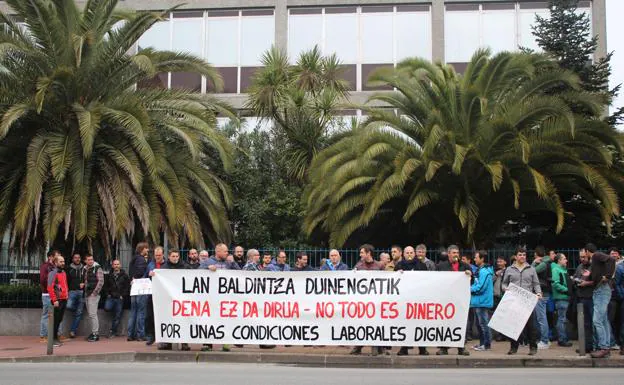 Trabajadores de Tubacex protestan ante la planta de Llodio.