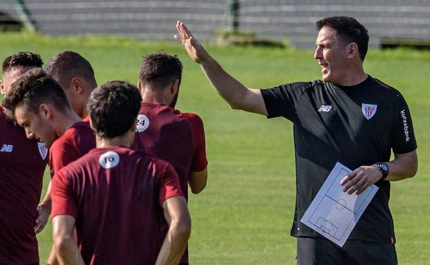 Berizzo da instrucciones durante un entrenamiento.