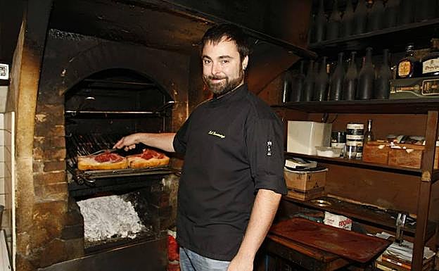 Xabi Gorrotxategui asa chuletas en la mítica parrilla de Casa Julián.
